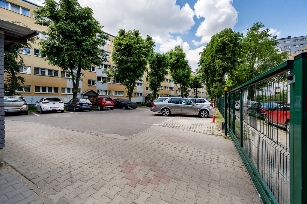 Rozkładowe M3 Z Balkonem Na Ogrodzonym Terenie'